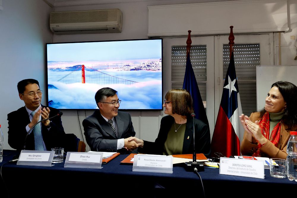 Las máximas autoridades de la Universidad, el IEI, la Embajada de China en Chile y de CASS se dieron cita en el Instituto para sellar este acuerdo colaborativo. 